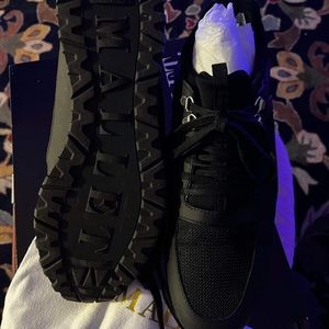 Next to new  Mallet war one time size US9 comes with box and extra shoe- lace